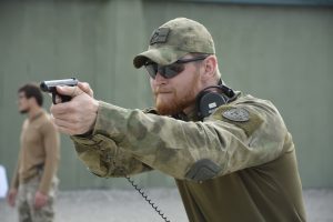 Ведение огня с обеих рук на полигоне в Гудермесе