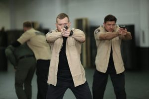 Отработка увода охраняемого лица в составе трёх сотрудников личной охраны