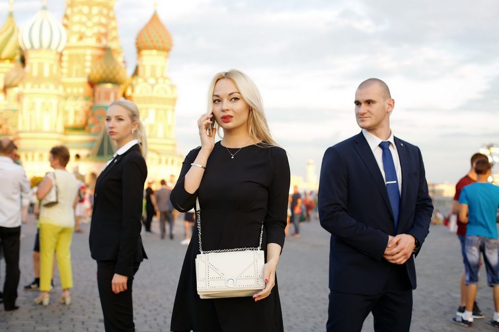 Сотрудники вооруженной личной охраны в работе
