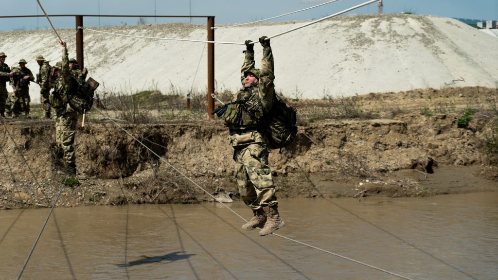 Сотрудник вооруженной личной охраны на ежегодных учениях в Международном учебном центре сил специального назначения «Российский Университет Спецназа» . Полоса препятствий.