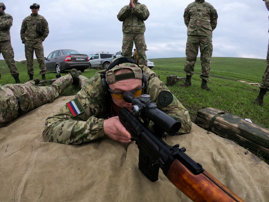 Сотрудник вооруженной личной охраны на ежегодных учениях в Международном учебном центре сил специального назначения «Российский Университет Спецназа». Контрснайперская подготовка.