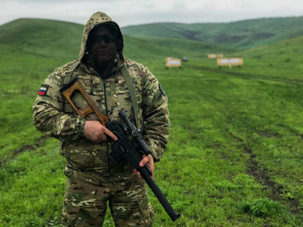 Сотрудник вооруженной личной охраны на ежегодных учениях в Международном учебном центре сил специального назначения «Российский Университет Спецназа». Контрснайперская подготовка.